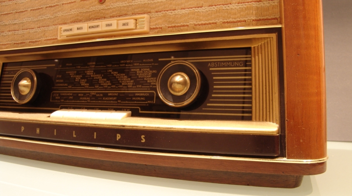 B4A73A Tube Radio