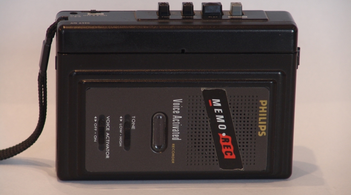 AQ 6390 Portable Cassette Recorder/Speaker